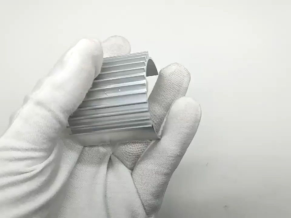 Alliage d'aluminium anodisé personnalisé Extrusion dissipateur de chaleur Fraisage CNC Fabrication Fabrication