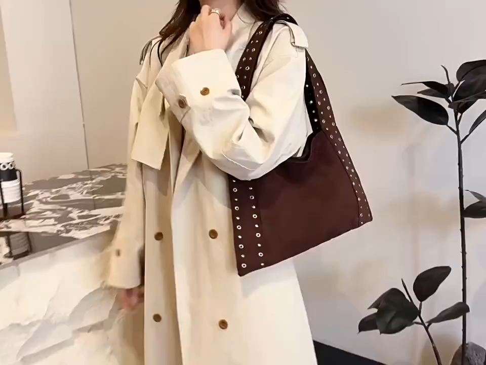 Wildleder-Tragetasche im Großhandel, neue Damen-Handtasche mit großem Fassungsvermögen, dreieckigen Nieten, leichtem Luxus-Temperament für Pendler und Freizeit, 2025