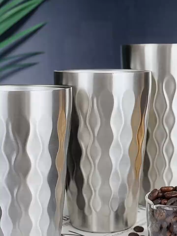 Bierkrug aus Edelstahl mit einfacher Wand und Feuertextur aus der Bright Serie - Kaffeebecher