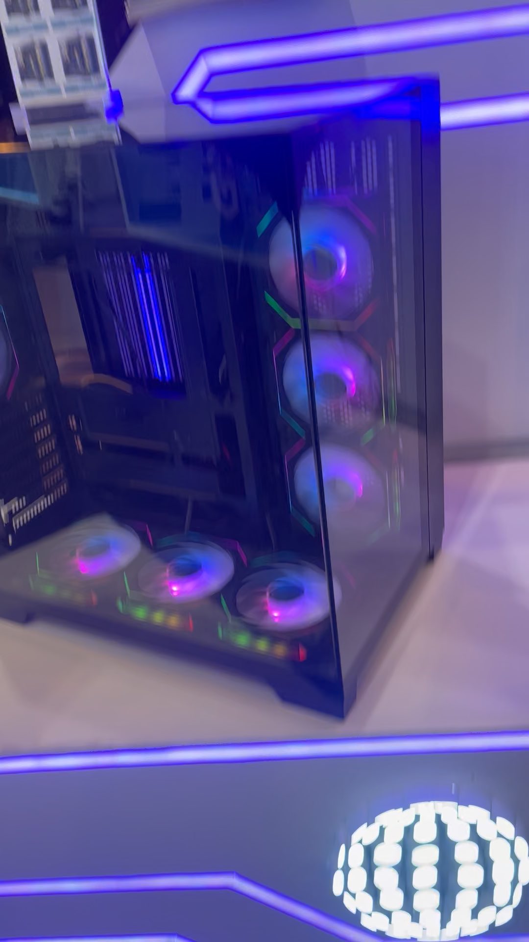 Chasis ATX Seaview Room Mid-Tower Estilo Vertical con Panel Lateral Transparente y Barra de Luz RGB, Soporte para Refrigeración Líquida AIO de 360mm
