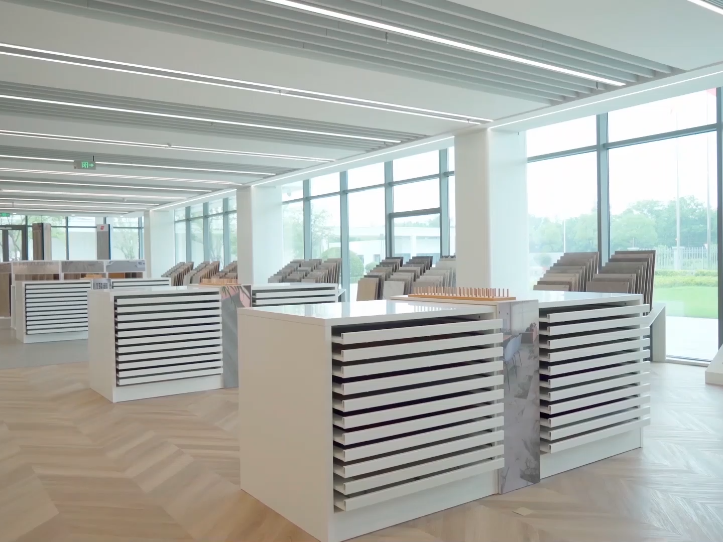 High Performance Easy-to-Clean Wood Patterns PVC Flooring with 2.0 to 5.0mm Thickness Use Schools Living Rooms Offices