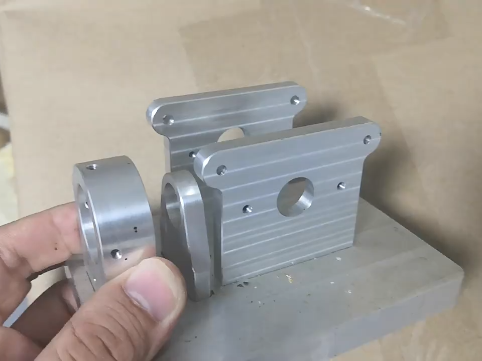 Fornecedor Qualificado Serviço de Fabricação Usinagem CNC Perfis de Alumínio Extrudado Anodizado
