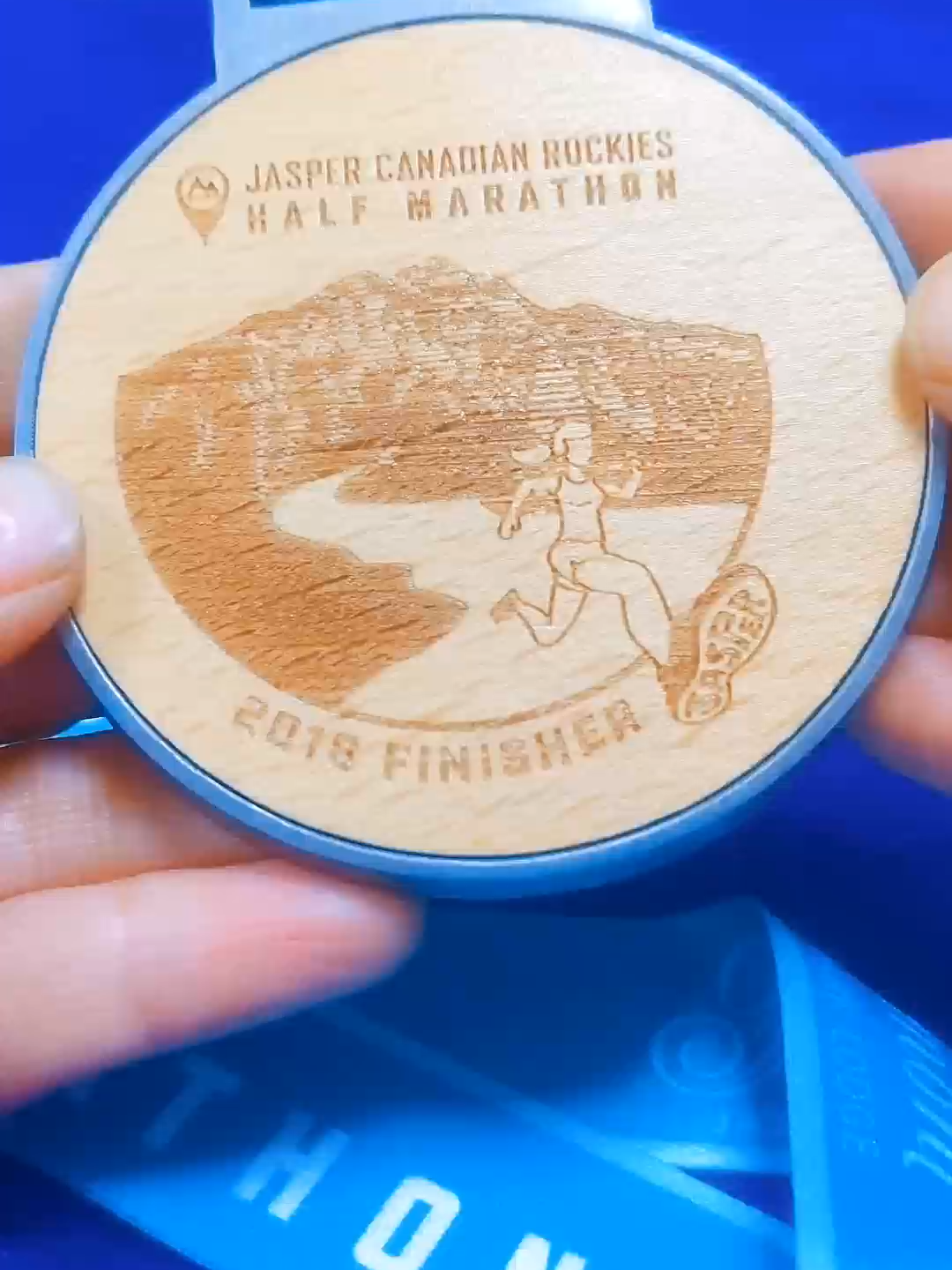 Triathlon United Edmonton Soutient le Sport et la Communauté avec des Médailles en Bois Rotatives depuis 90 Ans