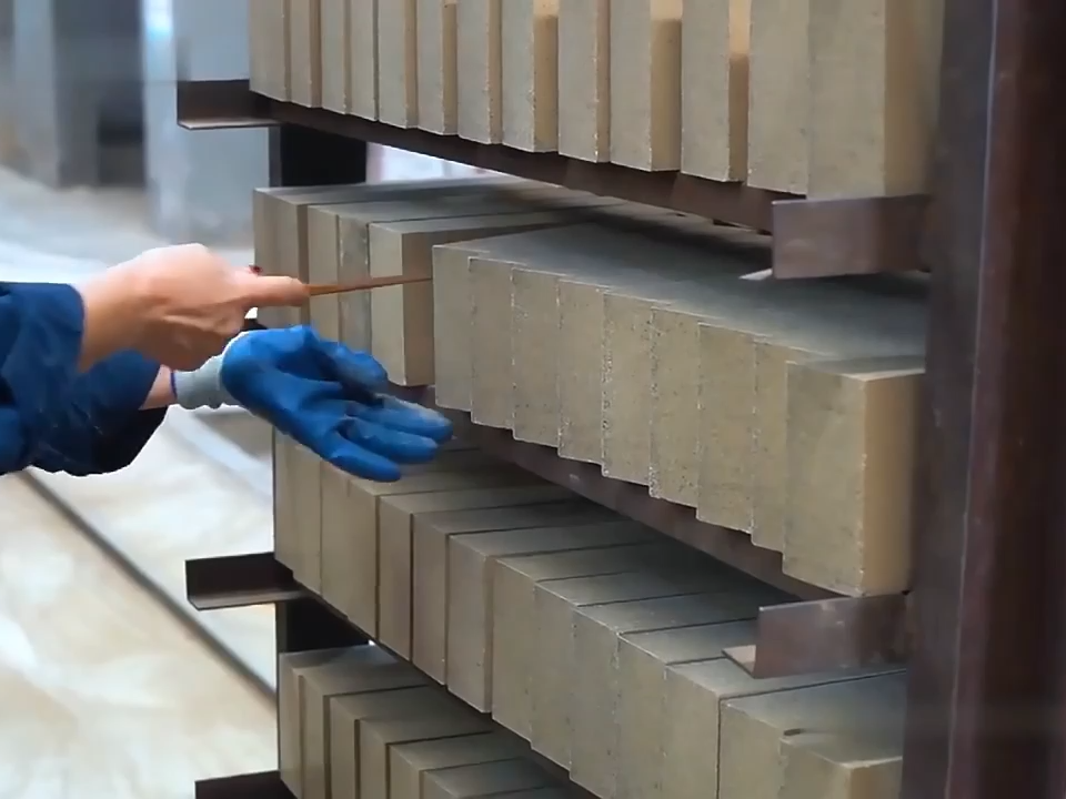 Prix usine Briques de magnésie-chrome semi-collées et recollées, haute réfractarité sous charge Brique de magnésie chrome à vendre