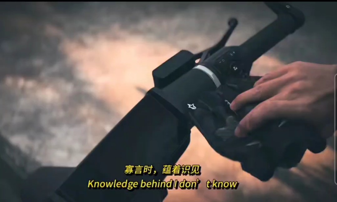 Moto Électrique Blanche avec Moteur à Couple Élevé et Freins à Disque Hydrauliques pour Déplacements Urbains