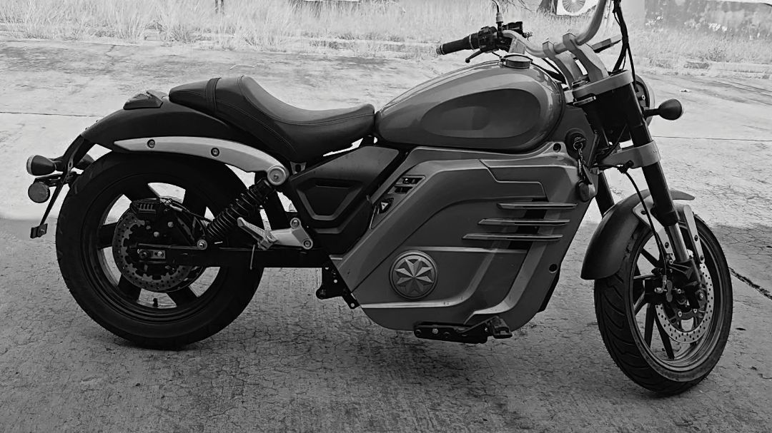 Moto Électrique Blanche avec Moteur à Couple Élevé et Freins à Disque Hydrauliques pour Déplacements Urbains