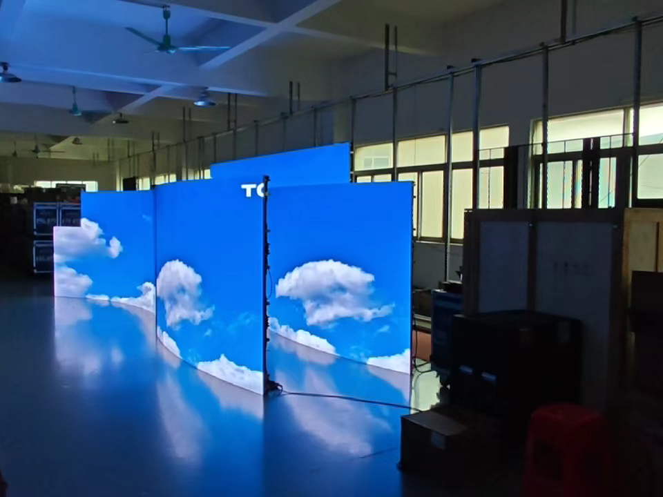 Layar LED Transparan Outdoor P3.9 Instalasi Tetap Kecerahan Tinggi Layar LED Tahan Air untuk Dinding Kaca Eksterior