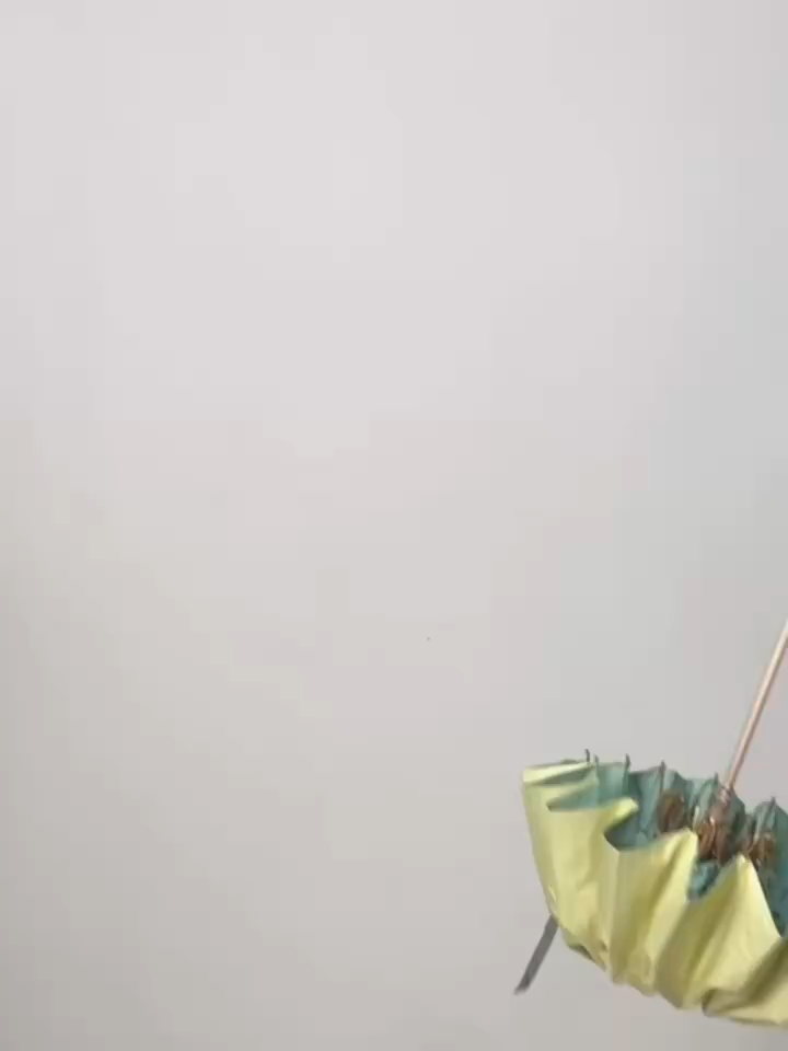 Parapluie Triple Pliant avec Protection UV, Poignée Ergonomique en Bois et Conception Améliorée de Résistance au Vent