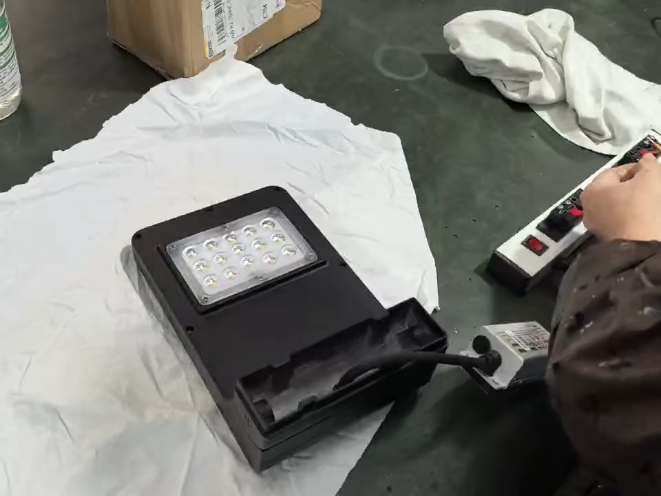 Luz de Bolardo Solar con Carga de Batería IP65 Impermeable, Fuente LED para Decoración Exterior de Césped, Jardín, Parque y Carretera, Iluminación Solar de Paisaje para Exteriores