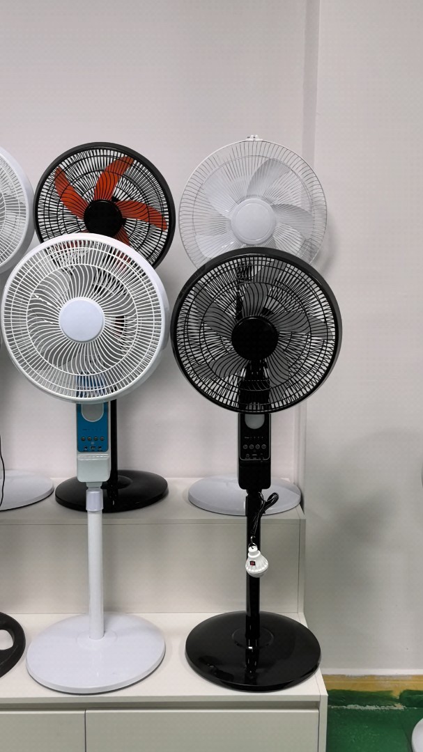 Ventilateur de sol à chargement solaire en gros au prix d'usine 16" 35W volume d'air élevé longue durée de vie de la batterie avec ampoules LED avec télécommande