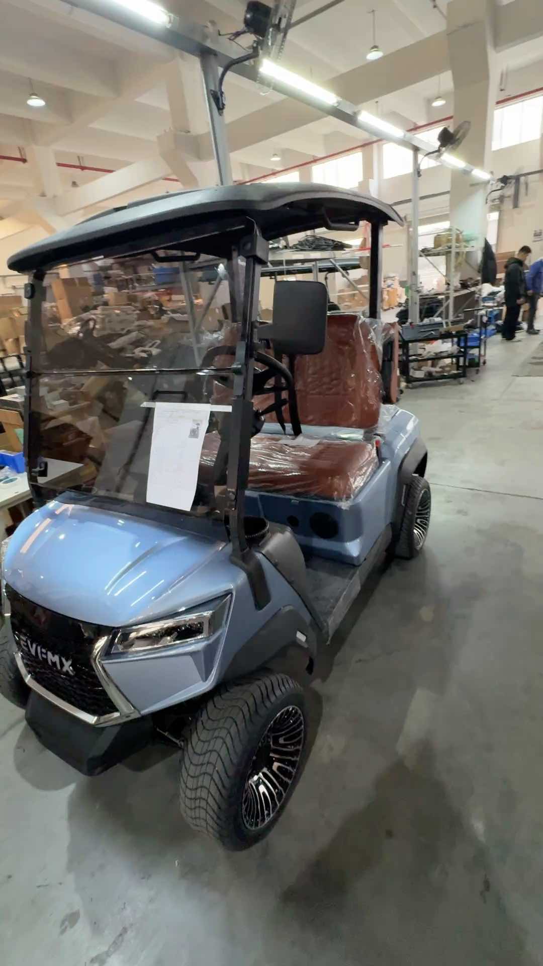 Nouveau chariot de golf motorisé électrique de 4 sièges de conception unique avec le chariot de golf électrique de panneau solaire