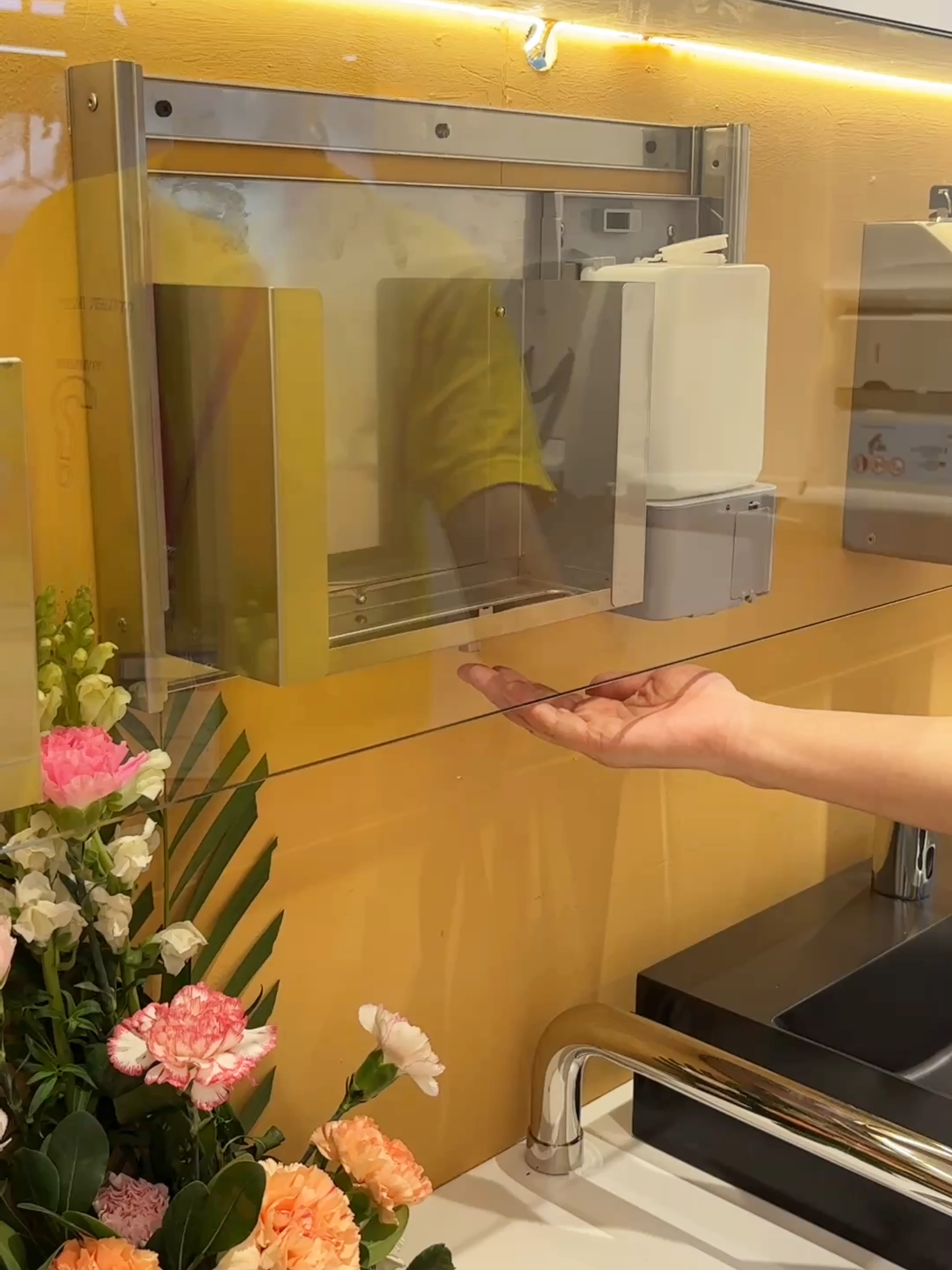Distributeur de savon liquide dissimulé encastré dans un miroir direct usine pour salle de bain en Europe
