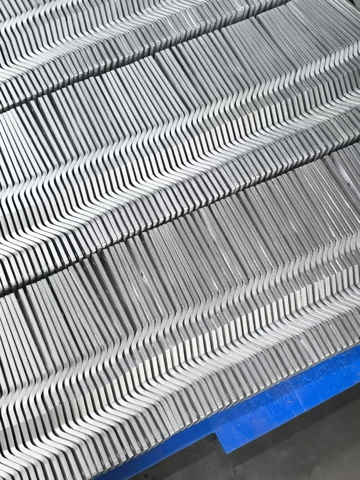 قطع صفائح معدنية عالية الجودة، مصنوعة من الألومنيوم، مع أجزاء ختم مخصصة