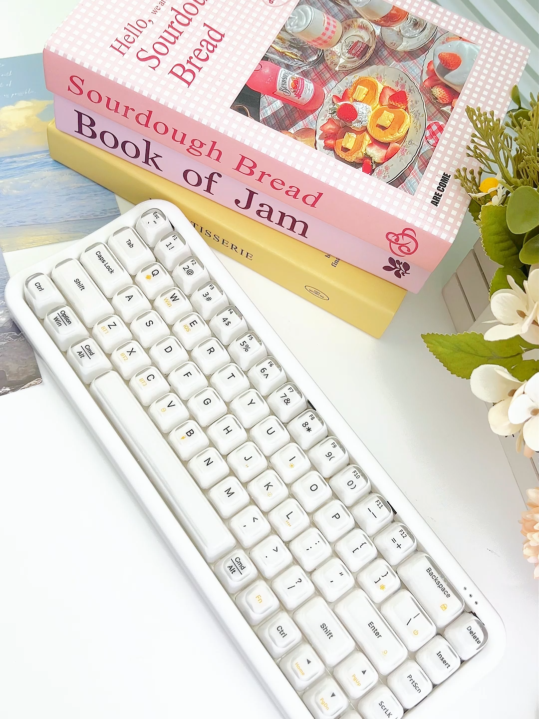 Neue ergonomische 68-Tasten-Membran-Tastatur SK-711CTM mit Jelly-Crystal-Tastenkappen und Tri-Mode-Konnektivität /RGB-Licht/ Bogenförmige Tasten