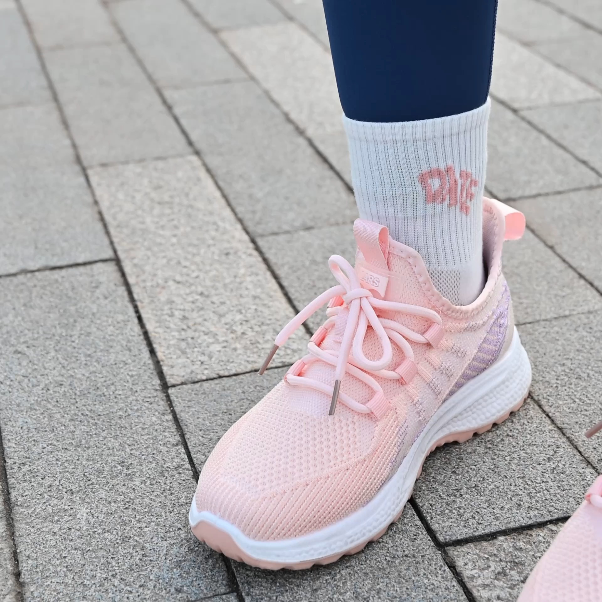 Zapatillas deportivas cómodas y transpirables de nuevo estilo al por mayor en stock para exteriores, para caminar y correr para mujeres y hombres