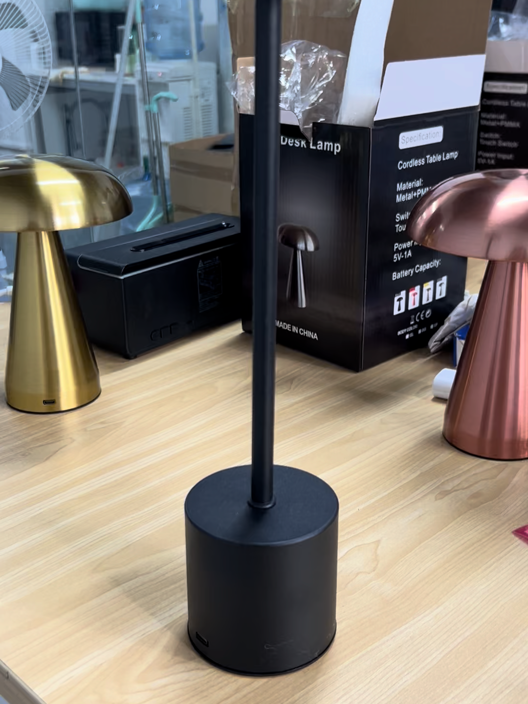 USB-Lade-LED-Schreibtischlampe aus Aluminium, Retro-Touch-Nachtlicht, stufenloses Dimmen, modernes Design in Schwarz, Gold, Weiß