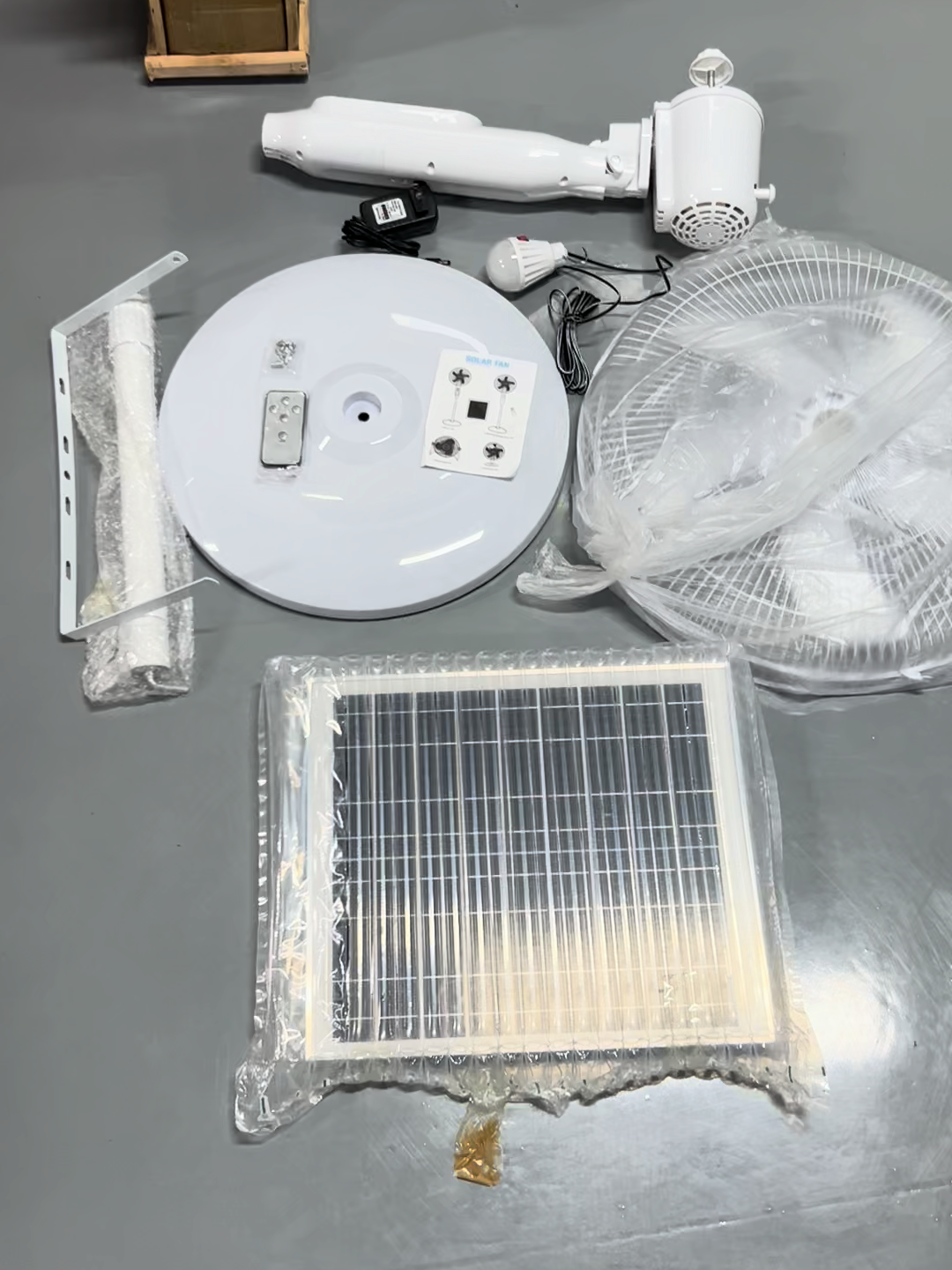 18-Zoll Solar-Bodenventilator mit Dual-Power, 5 Meter wetterfestem Kabel und Fernbedienung für Camping und Outdoor-Einsatz - Großhandel