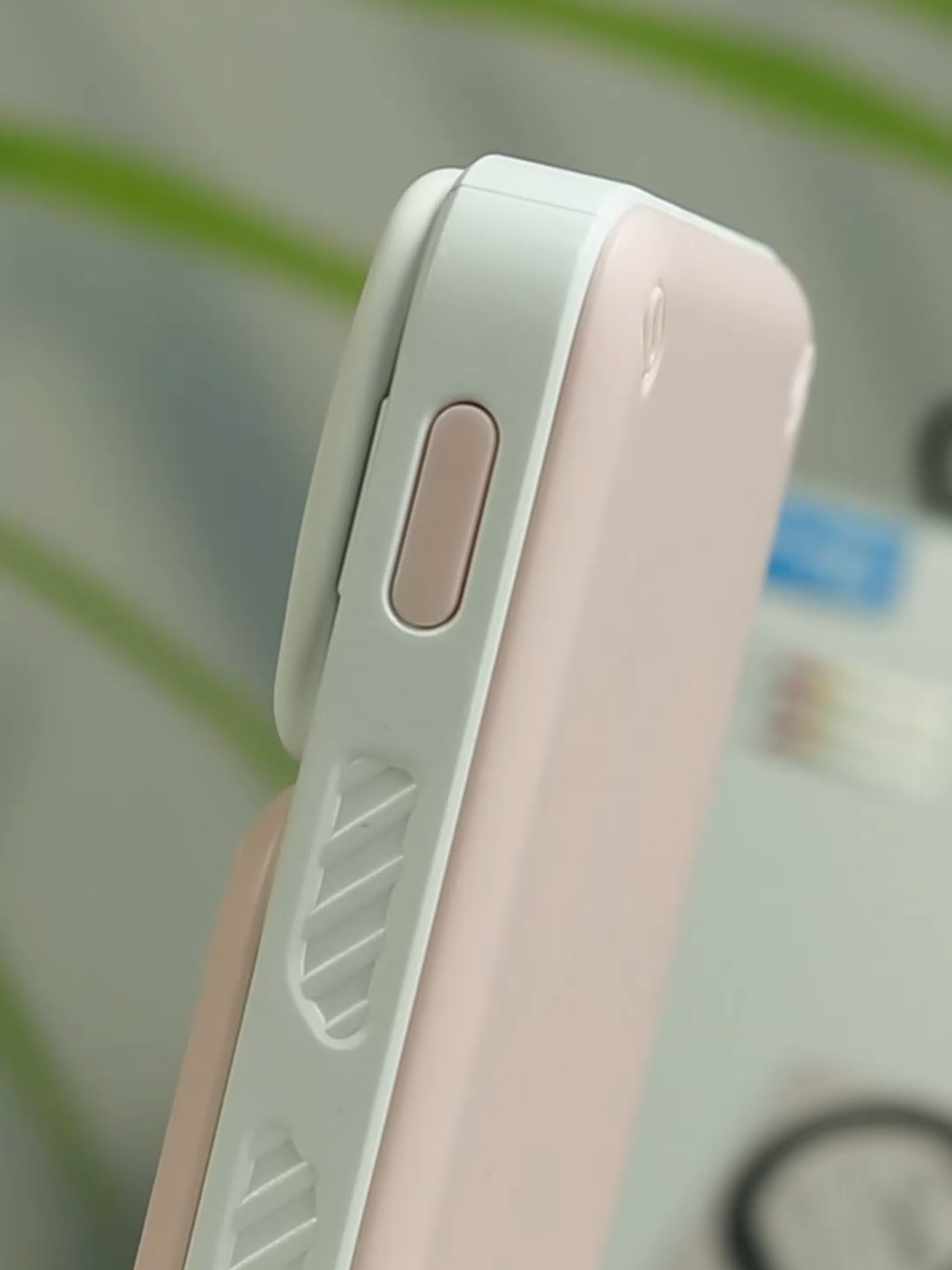 KONFULON Nouvelle Banque d'alimentation Magnétique 10000mAh 20W Charge Rapide avec Câble Bidirectionnel et Support de Charge Sans Fil