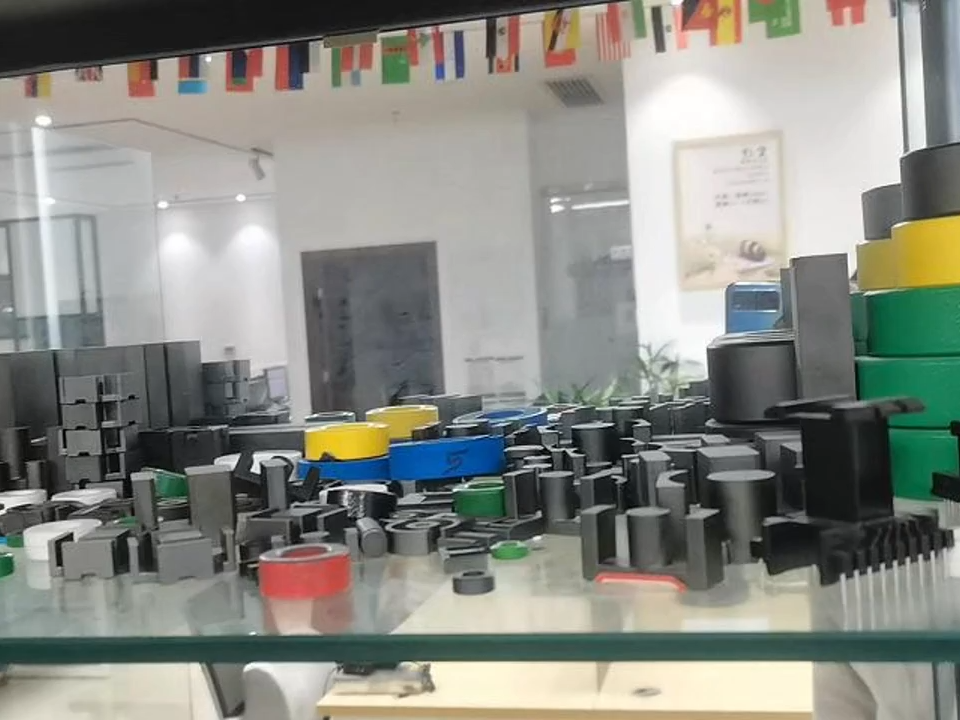 Noyaux toroïdaux en poudre de fer de haute qualité, noyaux de ferrite tendre pour transformateurs et inducteurs, bon prix type Ee