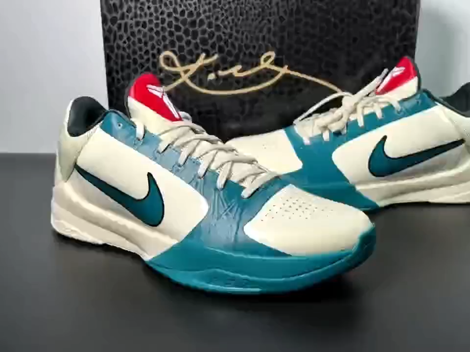2026 Men's Kobe 5 6 8 9 Basketball Shoes Retro Cushioning Sneakers Protro 3D Hollywood Wolf Grey Game Royal Reverse Designer shoes