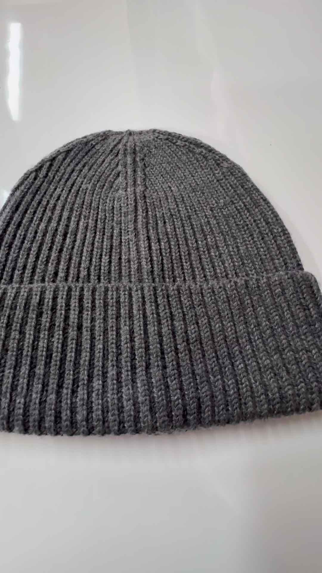 Dunkelgraue gerippte Strickmütze im Großhandel & individuelle, einfarbige, warme Strickmütze