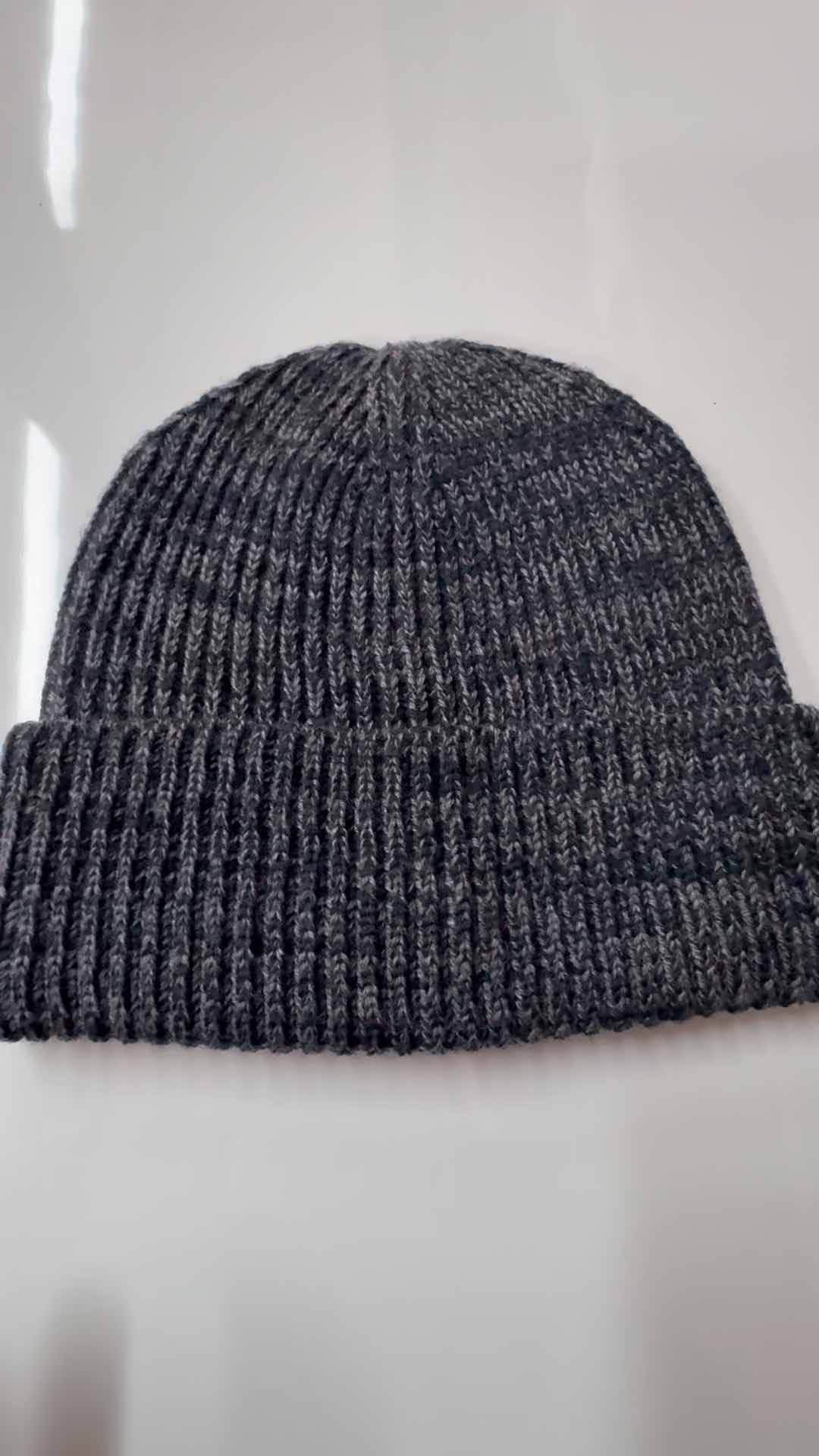 Grau-schwarze gerippte Strickmütze im Großhandel & individuelle, strukturierte, warme Strickmütze