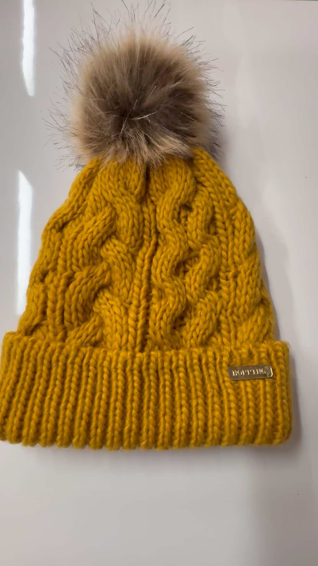Ingwergelbe Zopfmuster-Bommelmütze, Strickmütze im Großhandel & individuell angefertigt mit HOPPING-Etikett