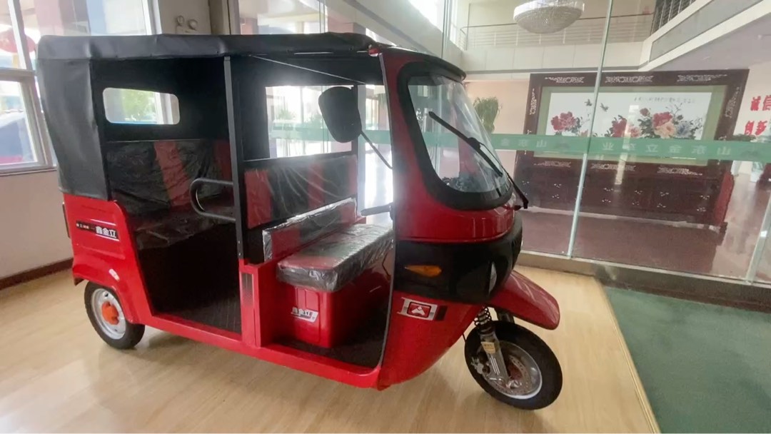 YBQ: Factory Price OEM Enclosed Red Electric Passenger Tuk Tuk for Urban Taxi Commuting