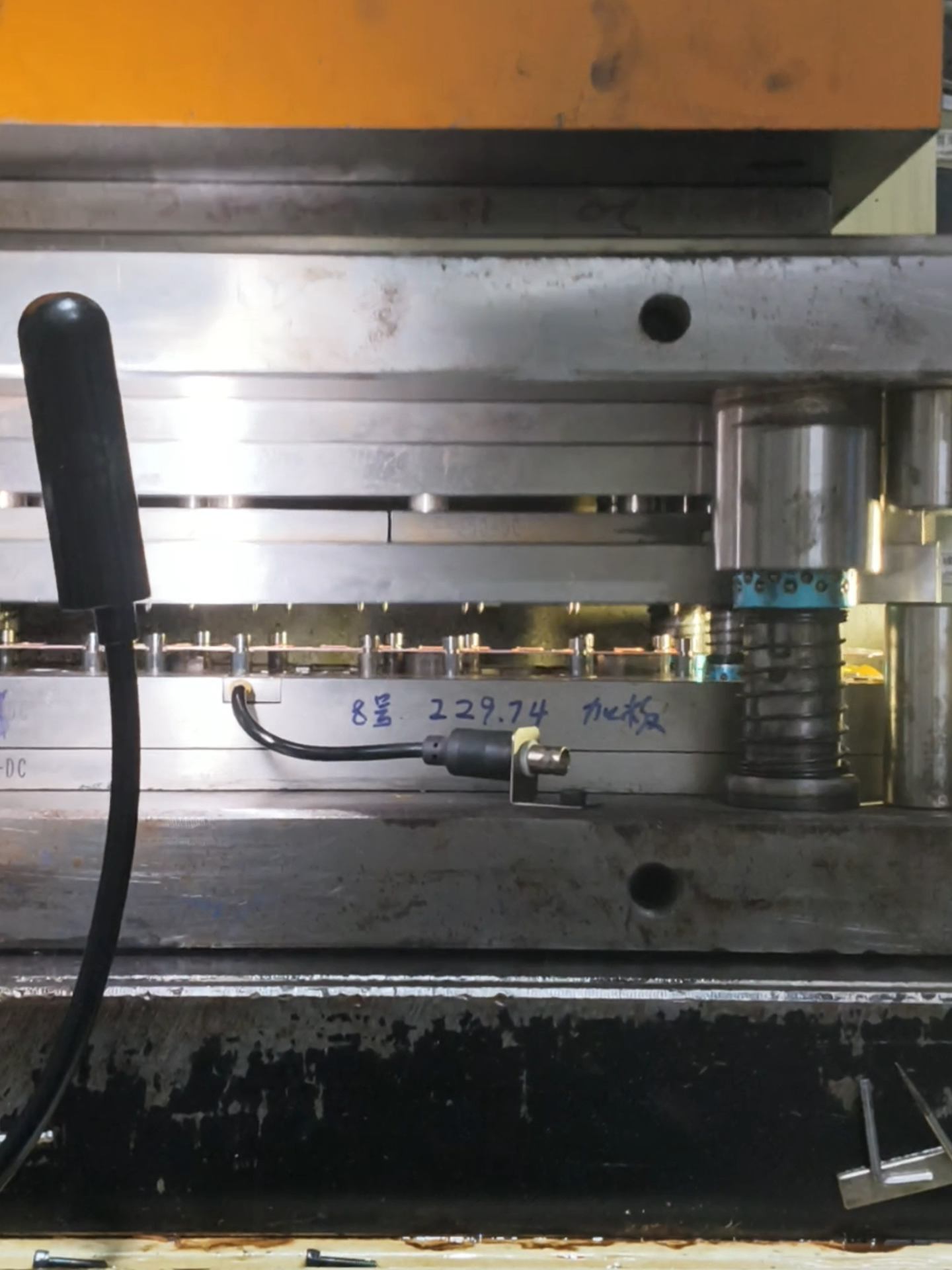 قضيب توصيل من الألومنيوم المطلي بالنحاس ومختوم بدقة مع موصلية فائقة ومعالجة التخليل المضادة للأكسدة