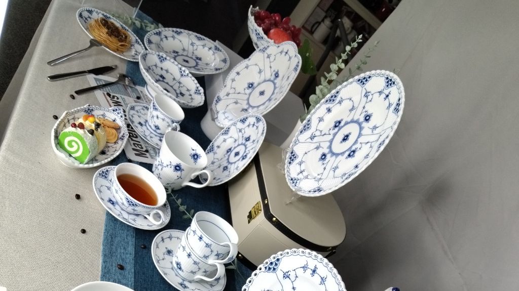 Durable Ceramic 14-inch Oval Buffet Plate with Traditional Blue-White Porcelain Qinghua Pattern Tray Dining Dish of Deco Hole rim
