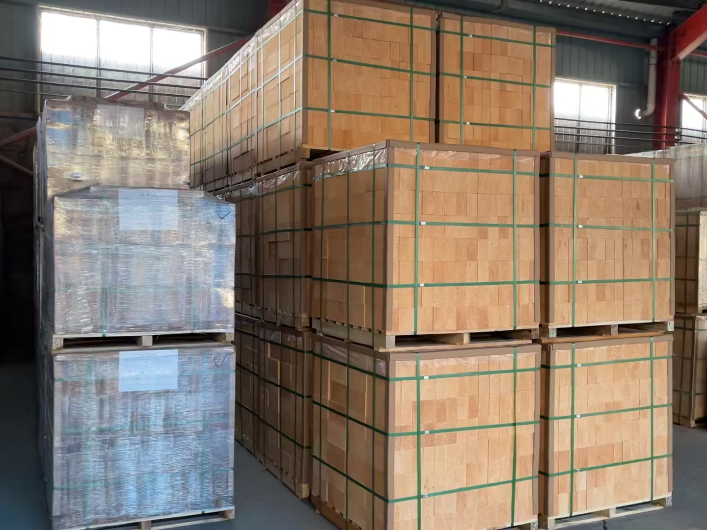 Schamotteziegel Al2O3 40-45% Standardgröße 230*114*65 mm und 230*114*75 mm, geeignet für Zementdrehrohröfen und Industrieöfen