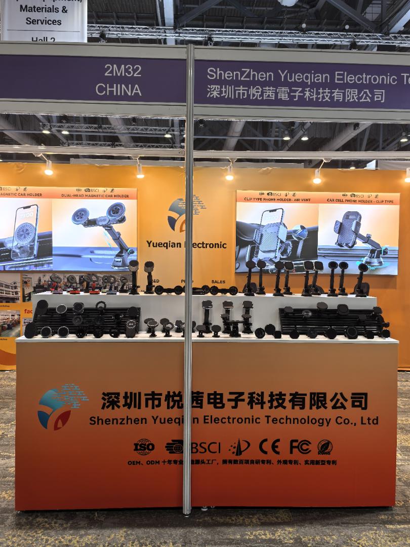 Carbon fiber texture creative appearance anti-skid magnetic air outlet car mobile phone holder