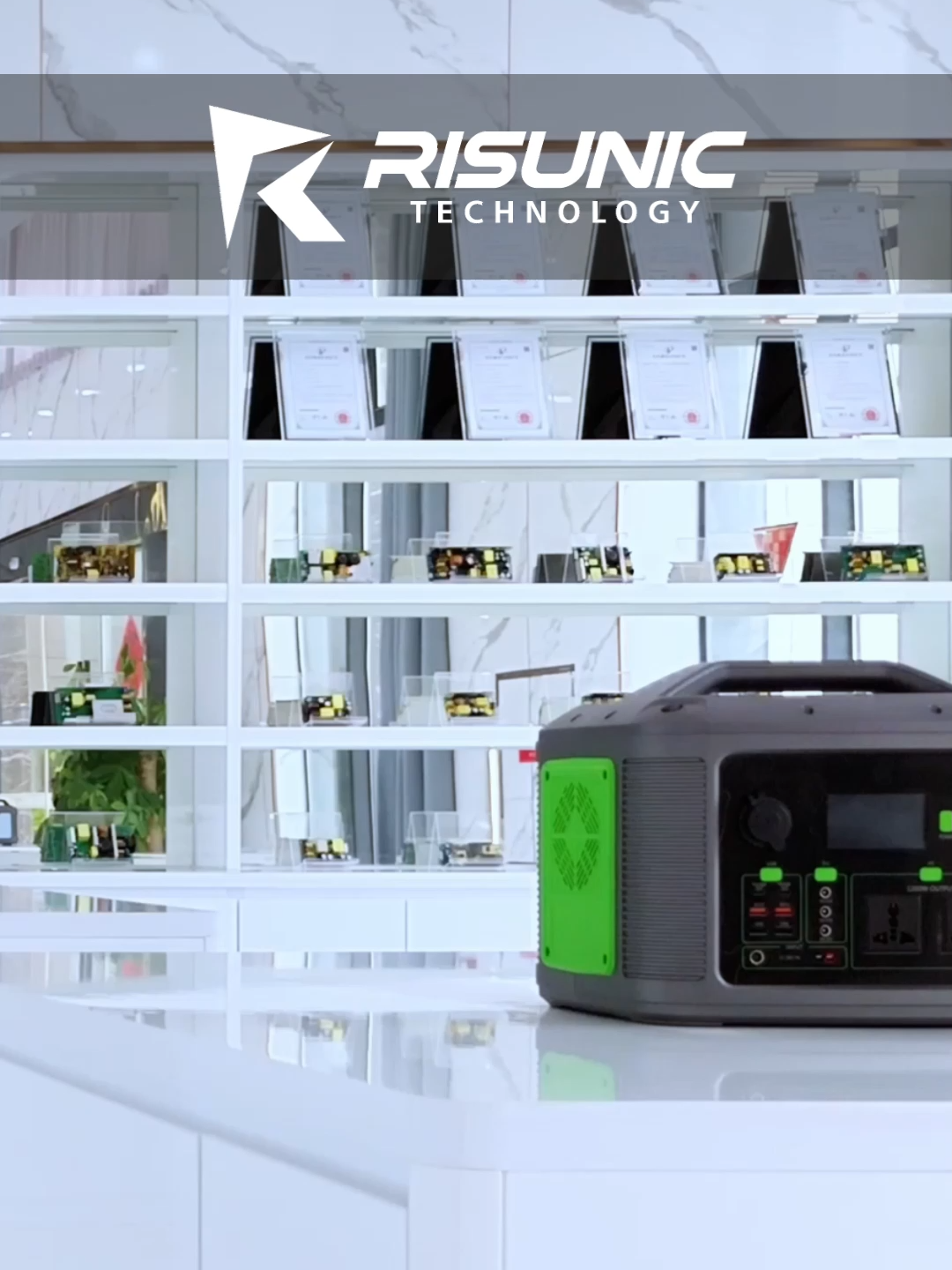 Microinversor Fotovoltaico PV 1600W-2250W Inversor Solar Híbrido para Geração de Energia em Casa e Varanda