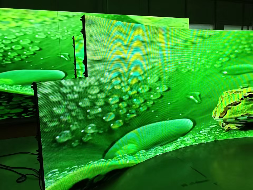 Écran LED Courbé d'Extérieur P3.91 IP65 Étanche, Panneau Vidéo LED Louable Curvable pour Publicité sur Scène de Concert