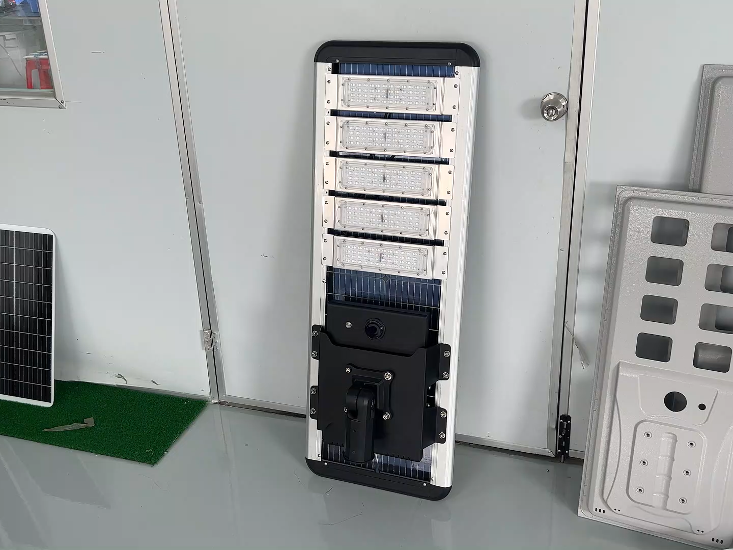 Lampadaire Solaire Intégré Tout-en-Un pour Jardin Extérieur avec Lumière LED à Énergie Solaire