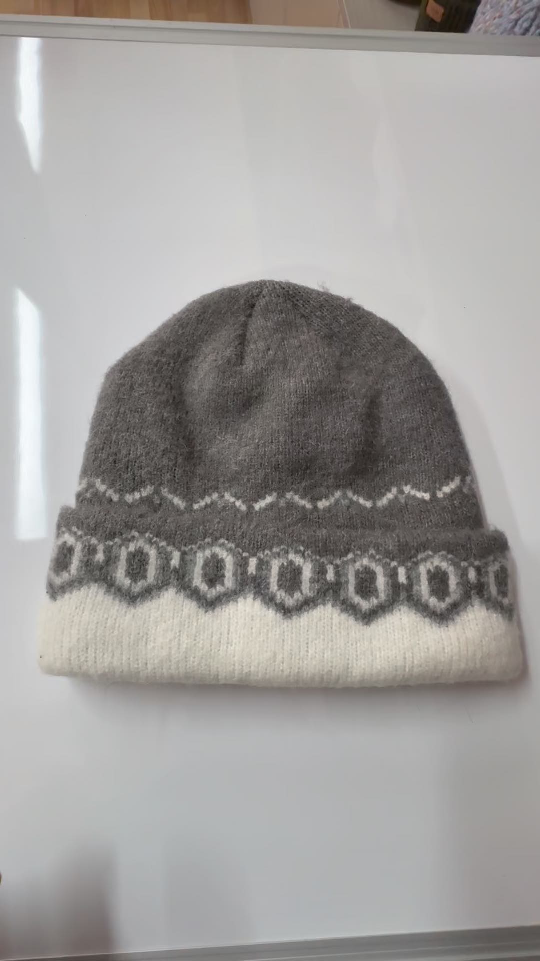 Grau-weiße Jacquard-Strickmütze mit Textur im Großhandel & individuelle kontrastfarbene, warme Strickmütze