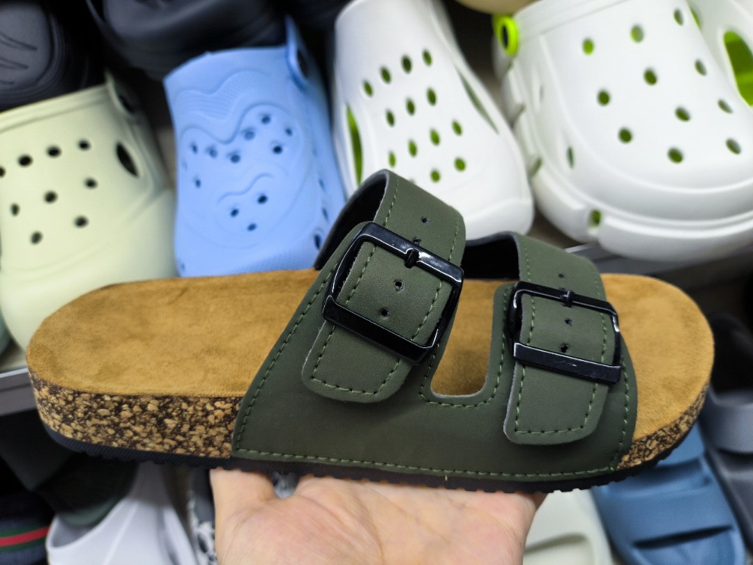 Sandales Décontractées pour Hommes de Haute Qualité, Lit de Pied en Cuir de Vachette, Brides à Boucle, Semelle en Liège, Semelle Intérieure en PU, Style Plat Extérieur, Vente en Gros