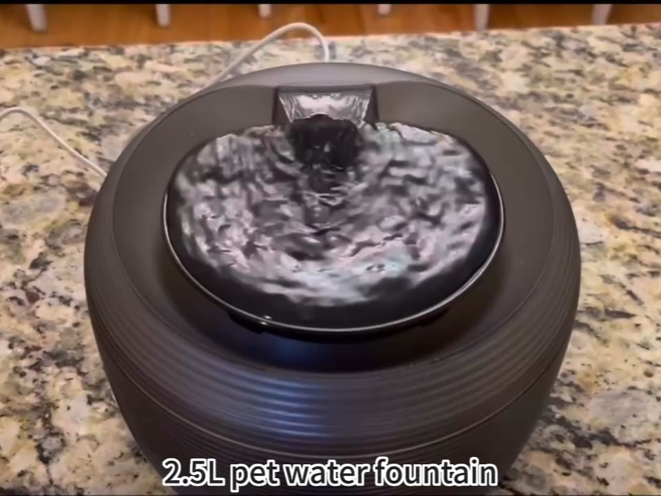 BPA-freie automatische Katzenwasserfontäne 2,5L Super leiser Hunde-Wasserspender mit Ersatzfiltern für Katzen-Haustier-Wasserfontäne