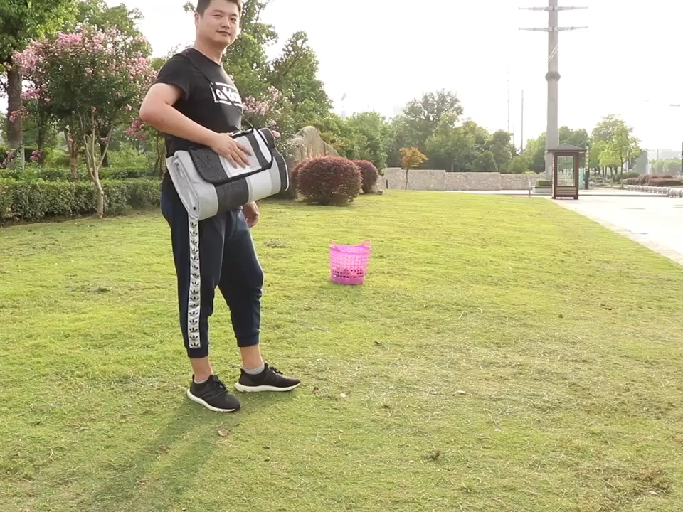 2025 Beliebte extra große, faltbare, tragbare, sandfreie, wasserdichte Camping-Stranddecke Picknickmatten für den Außenbereich