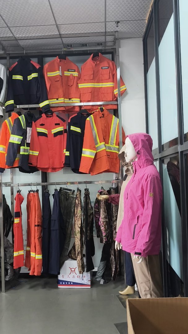 Polyester Reflective Safety Vest Customizable Winter Workwear Jackets with Custom Logo for Roadway Workers