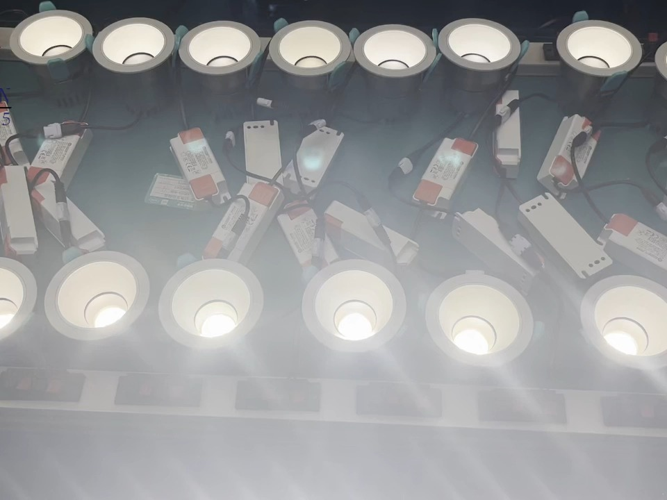 Downlight LED à intensité variable en gros avec 3 couleurs pour maison, chambre, salle à manger, garage, centre commercial