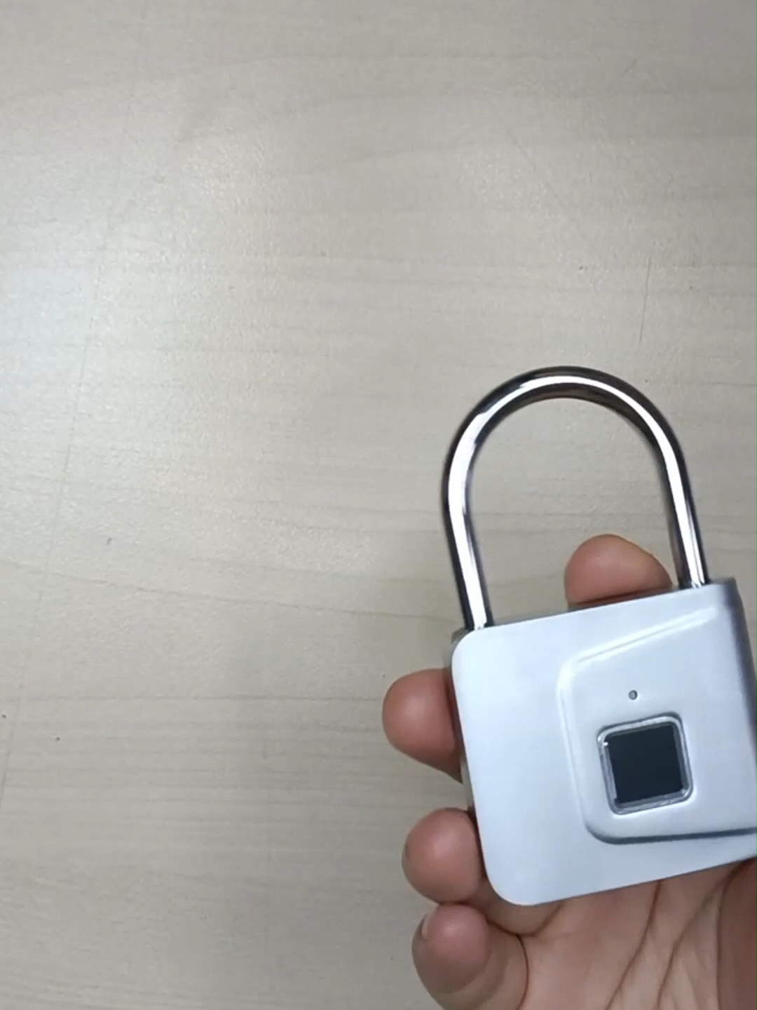 2026 Venta caliente mini cerradura inteligente impermeable de acero y zinc aleación huellas dactilares candado para mayor seguridad