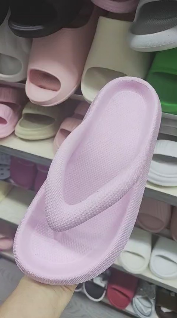 Vente en gros de pantoufles EVA pour femmes, fond souple pour la maison, salle de bain, sensation de marcher sur du caca, semelle épaisse d'été, antidérapantes pour hommes