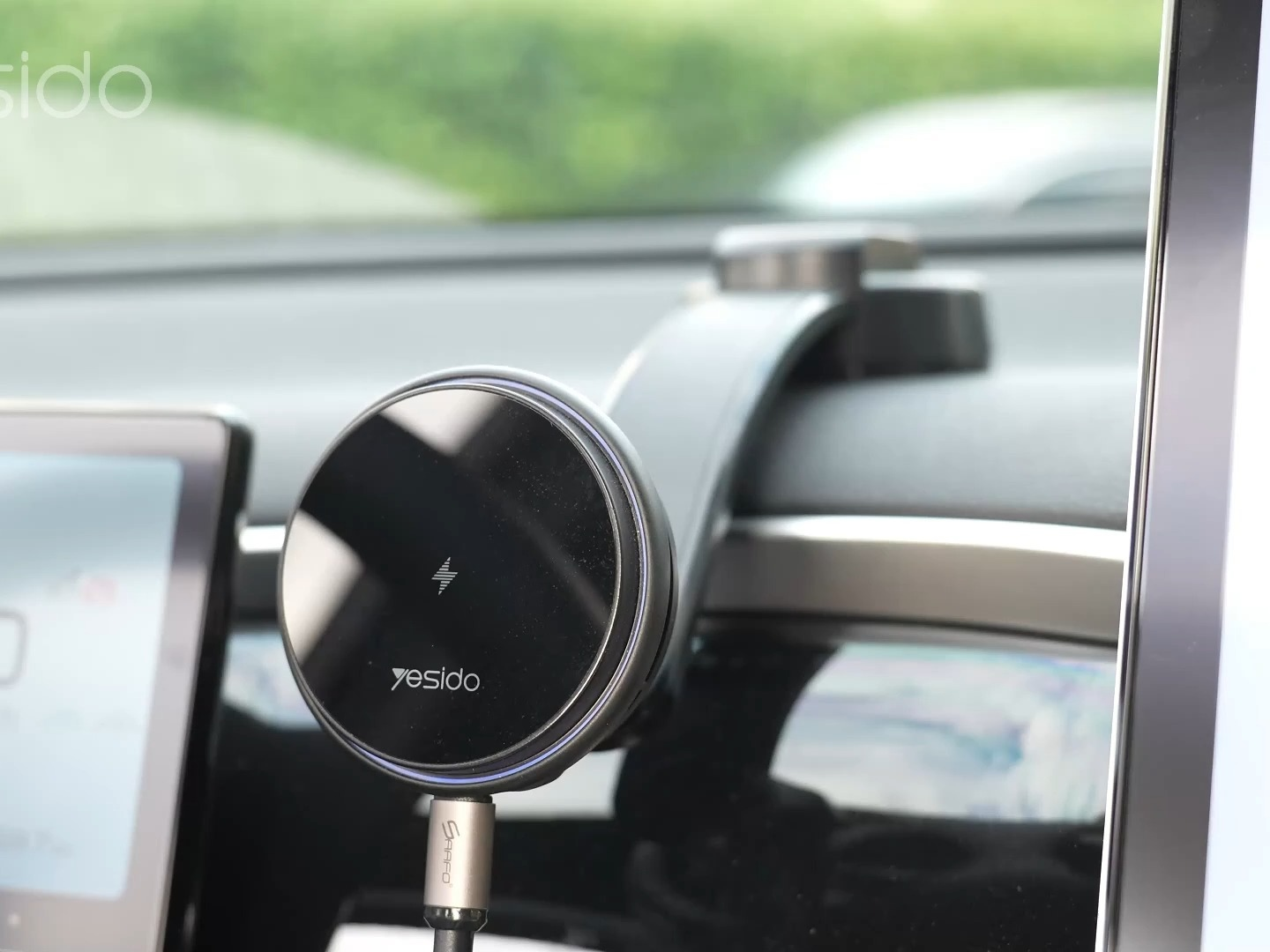 Yesido Semiconductor Cooling Dual Ambient Lighting 15W Fast Charging Wireless Charger Car Phone Holder