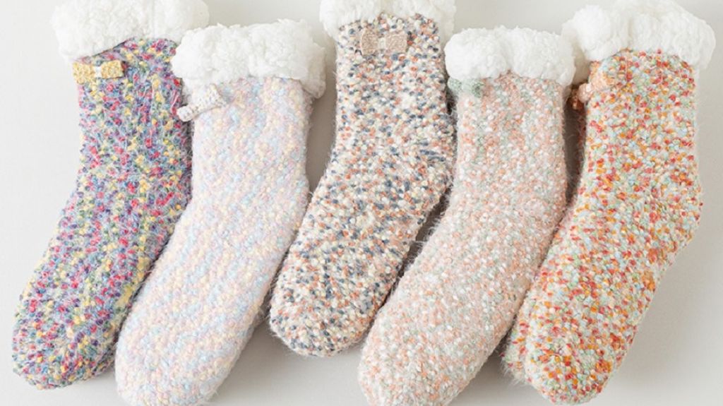 Chaussettes pantoufles d'intérieur antidérapantes et épaisses pour femmes en hiver
