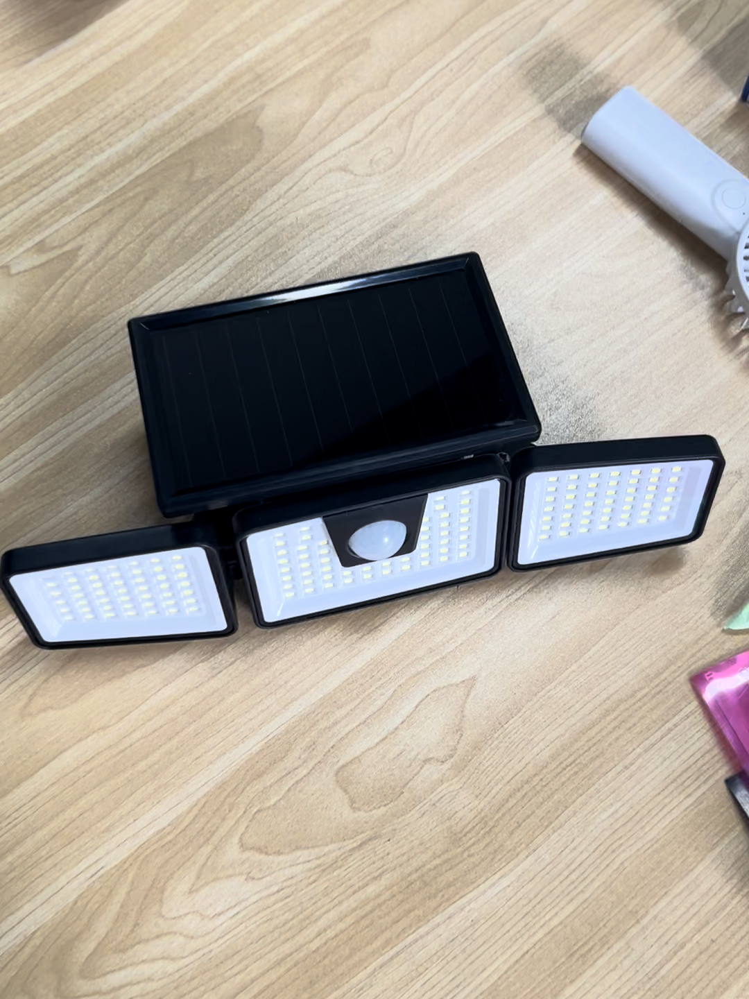 Smarte Sensor PIR Solar Wandleuchte mit 270° Bewegungserkennung und 800mAh Batterie