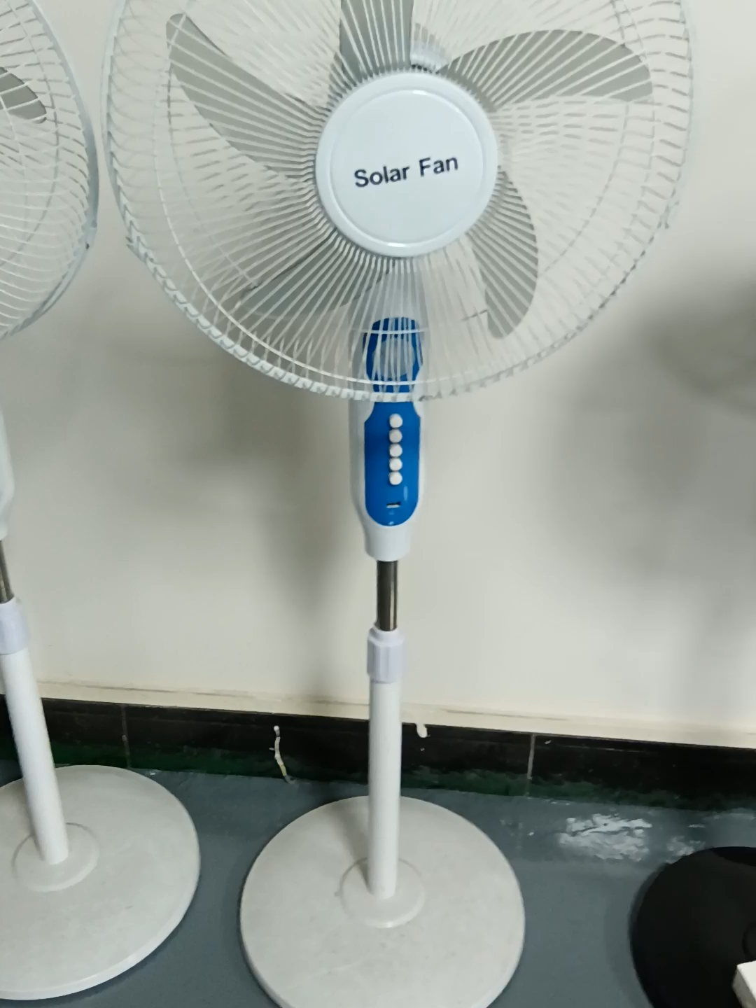 Ventilateur de sol à chargement solaire en gros 16" 25W, volume d'air élevé, longue durée de vie de la batterie avec ampoules LED, avec télécommande, fournisseur OEM