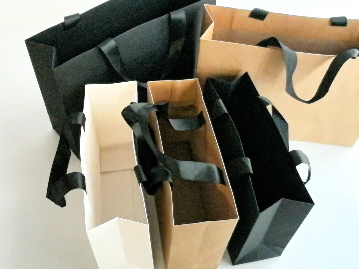 Sac en papier kraft personnalisé avec logo coloré, biodégradable, pour vêtements, cadeaux et shopping, avec poignée