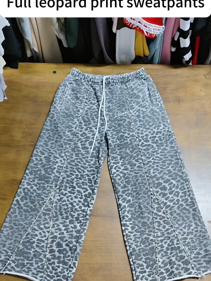Herren French Terry Sweatpants mit individuellen Nietbesatz, Leoparden-Vollflächendruck, Vintage-Waschung, Siebdruck, Baggy-Schnitt, weitem Bein und aus 100 % Baumwolle