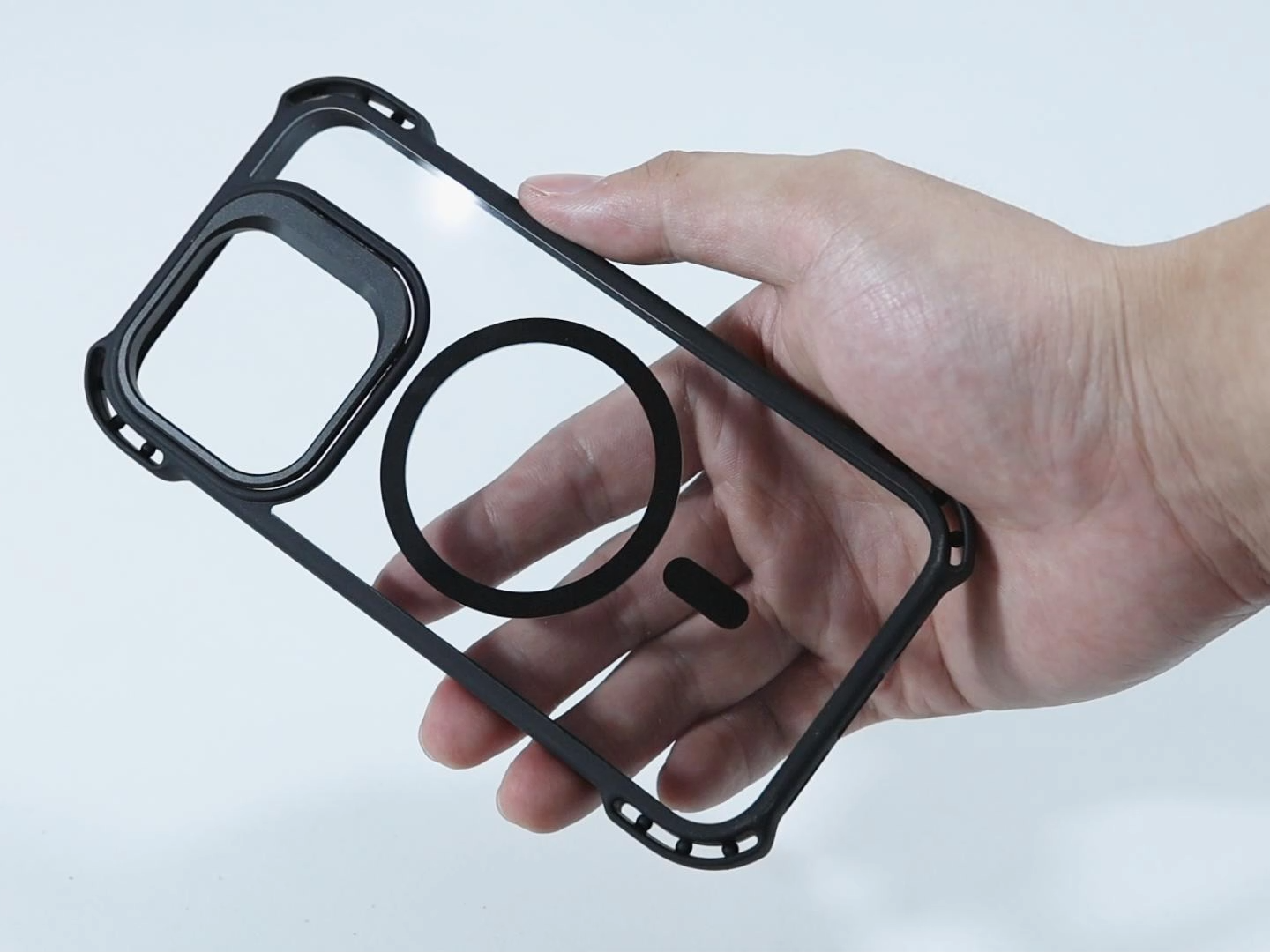 Casing pelindung ponsel hitam untuk iPhone 15 Pro model 2025, dengan TPU anti jatuh dan penyangga kamera magnetik. Supplier terpercaya.